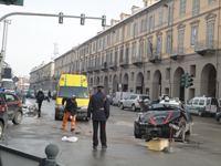 Scontro fra carabinieri e bus giallo urbano